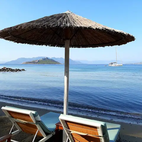 Ξαπλώστρες και ομπρέλες στην παραλία του Μαραθώνα