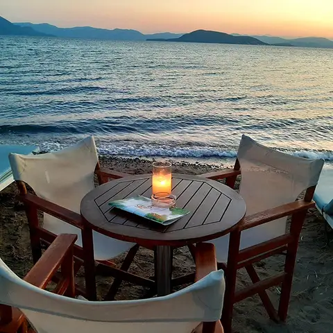 Ποτά στην άμμο στην παραλία