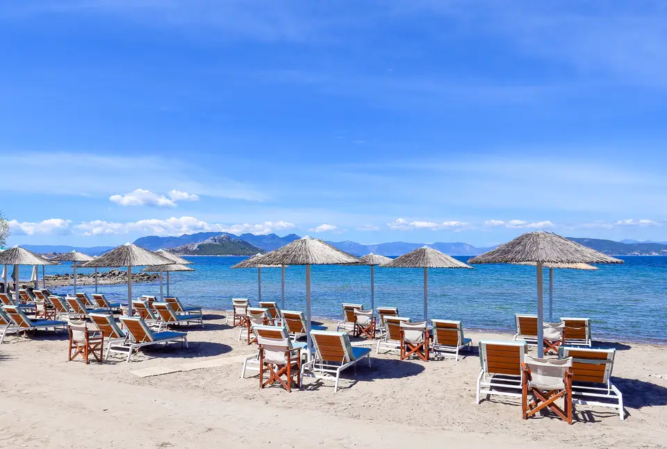 Ξαπλώστρες και ομπρέλες στο beach bar La Palma