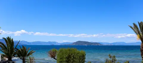 Θέα στο γαλάζιο του Σαρωνικού