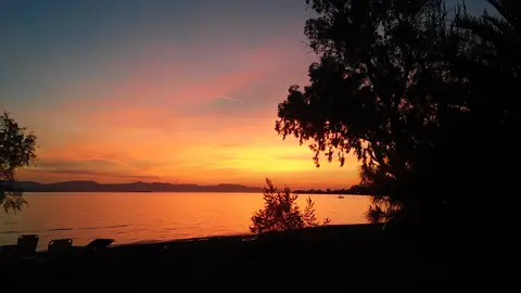 Ηλιοβασίλεμα στη θάλασσα του Μαραθώνα