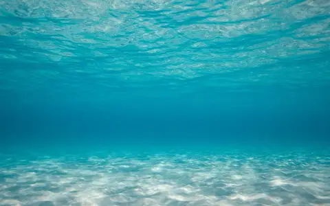Καθαρά γαλαζοπράσινα νερά στον Μαραθώνα
